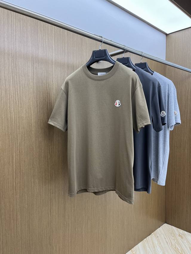 新品 Mon 2540春夏新款男女同款短袖圆领T恤，极具个性高级风，标志Logo印花工艺设计！定制纯棉面料！一款简约高级的时尚单品，穿搭魅力十分高级不俗的时尚产