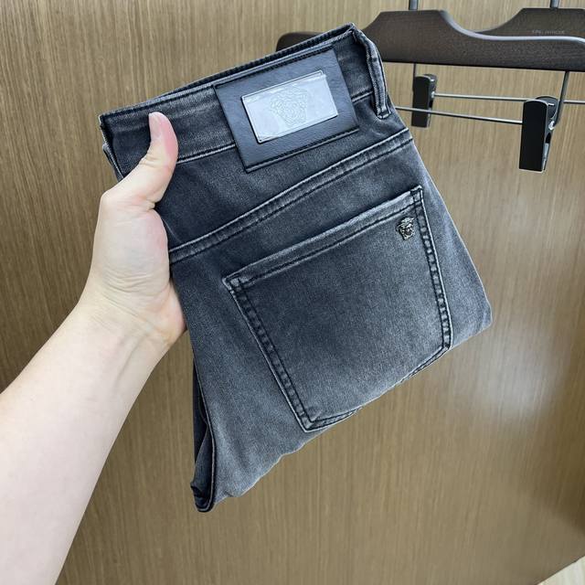 新款 Ver 高端定制 2025Ss早春新款原单爆款牛仔裤 超级定制款 原版五金 超级重工工艺 版型超赞，细节做工无可挑剔！款式不挑人，特别高档，好货不等人，看