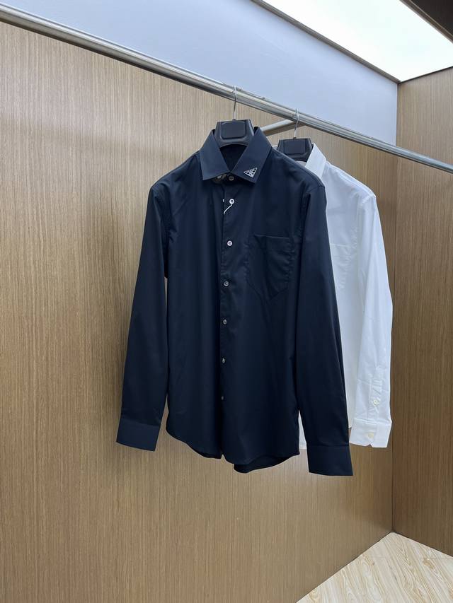 新品 Pd Ss春夏新款时尚简约长袖衬衫，本款轻盈棉质衬衣采用全棉质地面料，经典简约设计搭配，清爽色调，颜色超超超超级赞，这一季最值得入手的单品，简约大气又精致