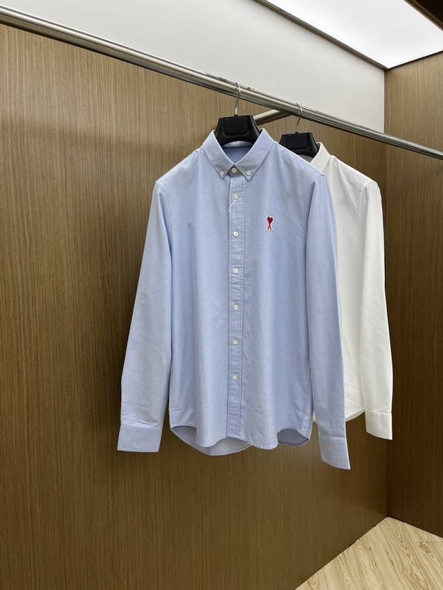 新品 Ami Ss春夏新款时尚简约长袖衬衫，本款轻盈棉质衬衣采用全棉牛津纺面料，经典简约设计搭配，清爽色调，颜色超超超超级赞，这一季最值得入手的单品，简约大气又