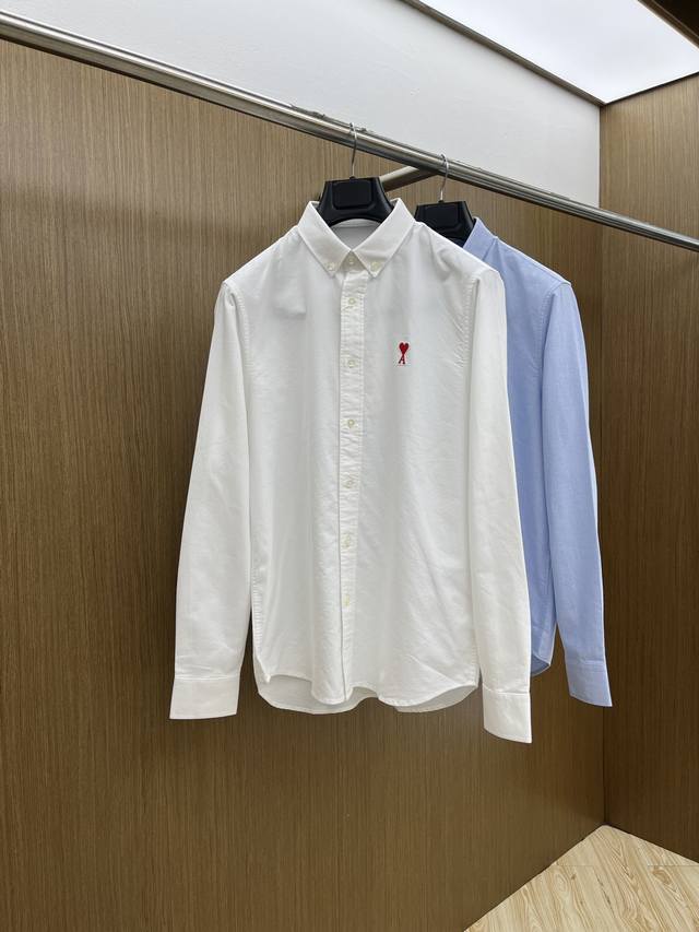 新品 Ami Ss春夏新款时尚简约长袖衬衫，本款轻盈棉质衬衣采用全棉牛津纺面料，经典简约设计搭配，清爽色调，颜色超超超超级赞，这一季最值得入手的单品，简约大气又
