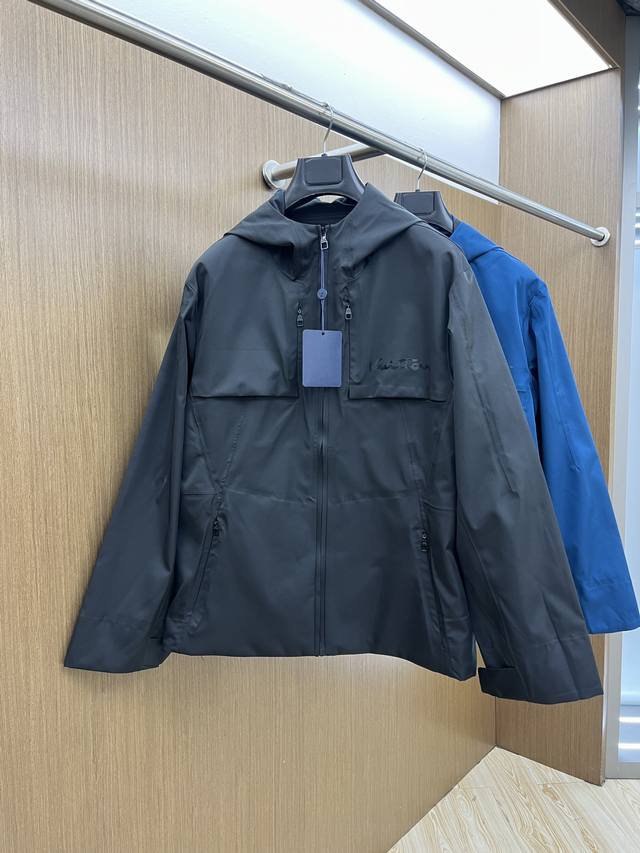 New# Lv 路易威登2025Ss新品 无里压胶设计防风防水工艺专业户外休闲夹克连帽外套，口碑热销全球，各路明星们衣櫉里都存在的单品，属于不折不扣的实穿型夹克