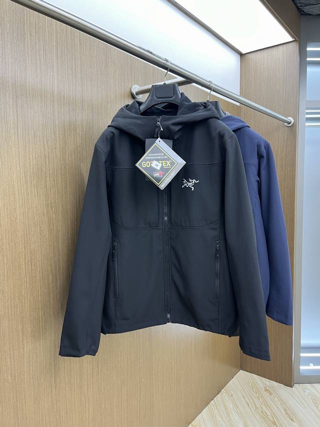 Arc 年早春新款专柜同款连帽休闲夹克，商务休闲两不误！面料采用聚酯纤维防风防水面料，内里聚酯纤维内衬，左手品牌彰显品牌奢华，工艺精湛考究，防水透气,柔软细腻.