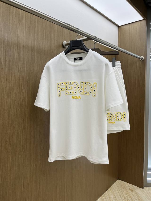 超级爆款 套 Fd 高端定制 2025春夏新款首发专柜最新款短袖短裤休闲套装 高端订制 设计前卫时尚！品牌Logo重工艺设计 高端定制纯棉面料.手感柔软.穿着舒