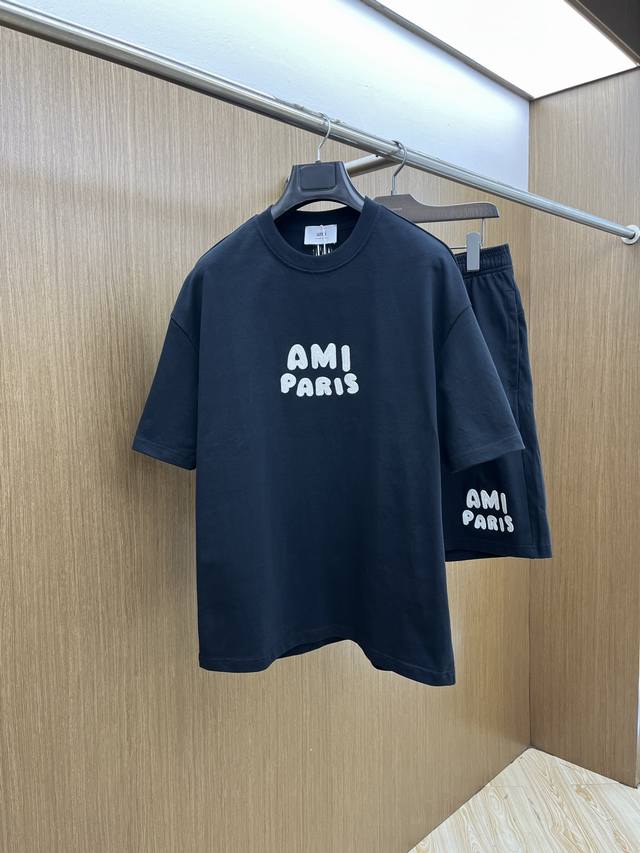 新款 套 Ami 2540春夏最新款休闲短裤短袖套装，男女款 贸易公司渠道稀出，同步官网发售！基本每一季都会有它的背影所在，期待着所有潮男潮女们的演绎！此款选用
