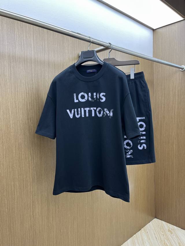 新款 套 Lv 2540春夏最新款休闲短裤短袖套装，男女款 贸易公司渠道稀出，同步官网发售！基本每一季都会有它的背影所在，期待着所有潮男潮女们的演绎！此款选用客