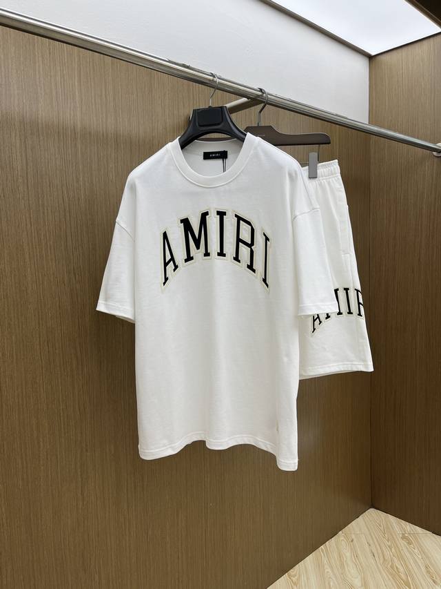 新款 套 Amiri 2540春夏最新款休闲短裤短袖套装，男女款 贸易公司渠道稀出，同步官网发售！基本每一季都会有它的背影所在，期待着所有潮男潮女们的演绎！此款