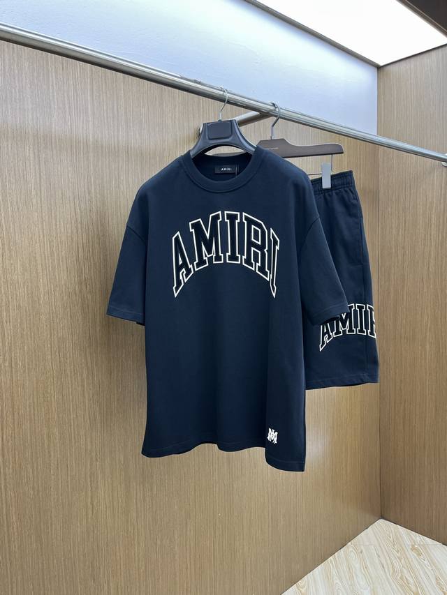 新款 套 Amiri 2540春夏最新款休闲短裤短袖套装，男女款 贸易公司渠道稀出，同步官网发售！基本每一季都会有它的背影所在，期待着所有潮男潮女们的演绎！此款