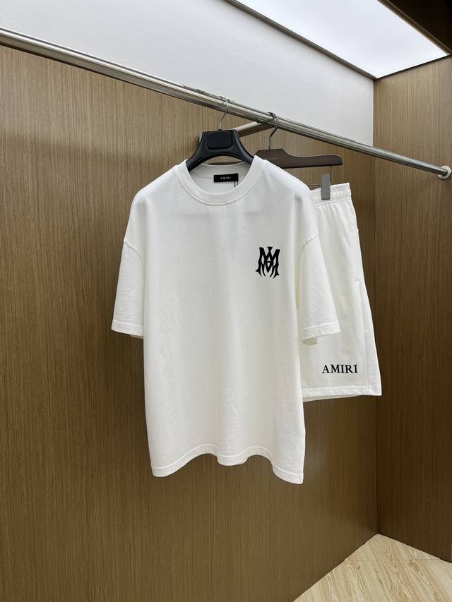 新款 套 Amiri 2540春夏最新款休闲短裤短袖套装，男女款 贸易公司渠道稀出，同步官网发售！基本每一季都会有它的背影所在，期待着所有潮男潮女们的演绎！此款