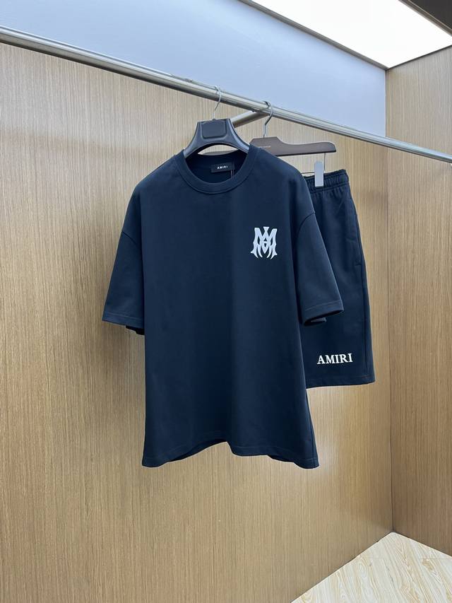新款 套 Amiri 2540春夏最新款休闲短裤短袖套装，男女款 贸易公司渠道稀出，同步官网发售！基本每一季都会有它的背影所在，期待着所有潮男潮女们的演绎！此款