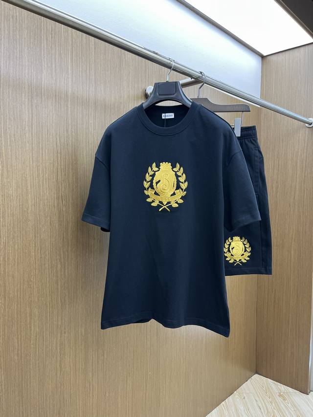 新款 套 Bbr 2540春夏最新款休闲短裤短袖套装，男女款 贸易公司渠道稀出，同步官网发售！基本每一季都会有它的背影所在，期待着所有潮男潮女们的演绎！此款选用
