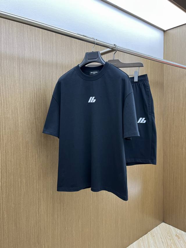 新款 套 Bbg 2540春夏最新款休闲短裤短袖套装，男女款 贸易公司渠道稀出，同步官网发售！基本每一季都会有它的背影所在，期待着所有潮男潮女们的演绎！此款选用