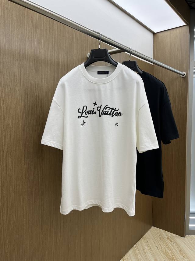 Lv Ss夏装新品 专柜在售 最新系列图案Logo短袖T恤 必须人手一件的节奏！ 进口顶极精梳棉面料，极为亲肤舒适 摸上去非常的细腻，质感很好，完美体现立体感
