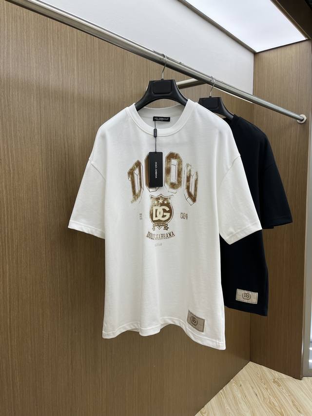 Dg Ss夏装新品 专柜在售 最新系列图案Logo短袖T恤 必须人手一件的节奏！ 进口顶极精梳棉面料，极为亲肤舒适 摸上去非常的细腻，质感很好，完美体现立体感
