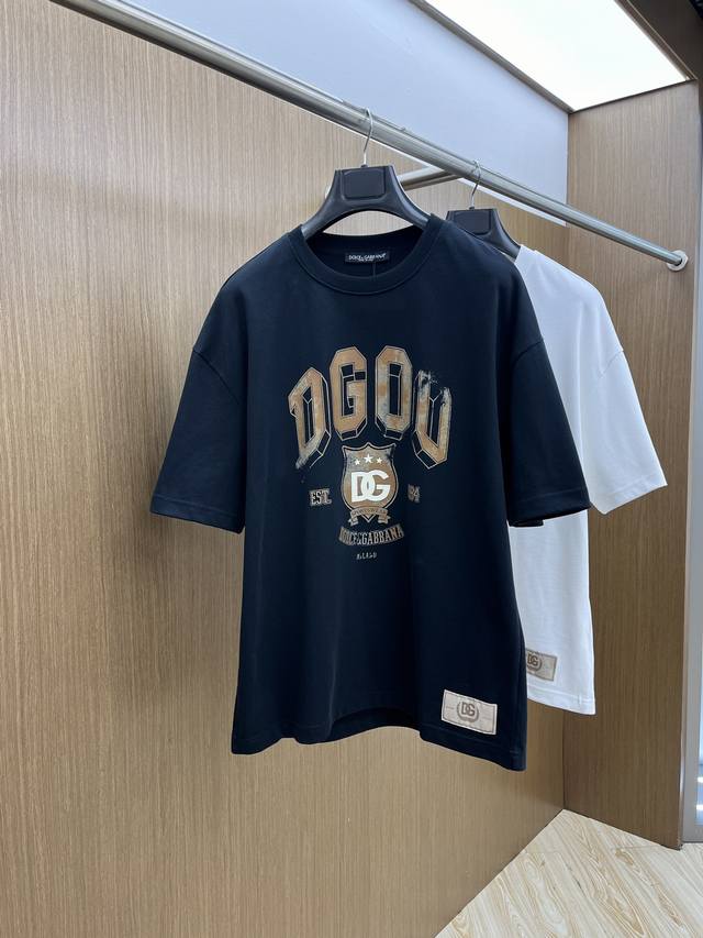 Dg Ss夏装新品 专柜在售 最新系列图案Logo短袖T恤 必须人手一件的节奏！ 进口顶极精梳棉面料，极为亲肤舒适 摸上去非常的细腻，质感很好，完美体现立体感
