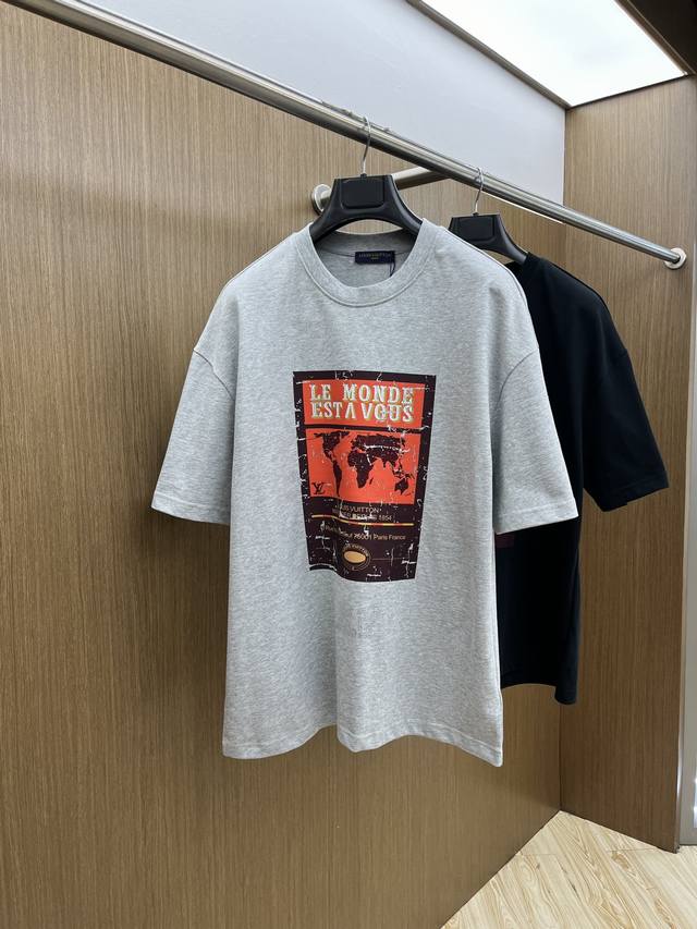 Lv Ss夏装新品 专柜在售 最新系列图案Logo短袖T恤 必须人手一件的节奏！ 进口顶极精梳棉面料，极为亲肤舒适 摸上去非常的细腻，质感很好，完美体现立体感
