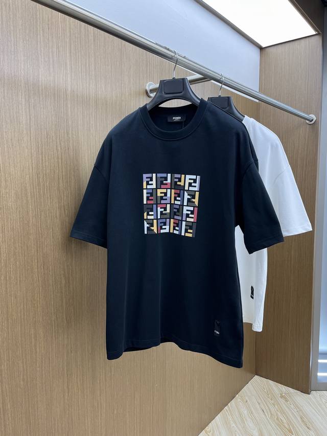Fd Ss夏装新品 专柜在售 最新系列图案Logo短袖T恤 必须人手一件的节奏！ 进口顶极精梳棉面料，极为亲肤舒适 摸上去非常的细腻，质感很好，完美体现立体感