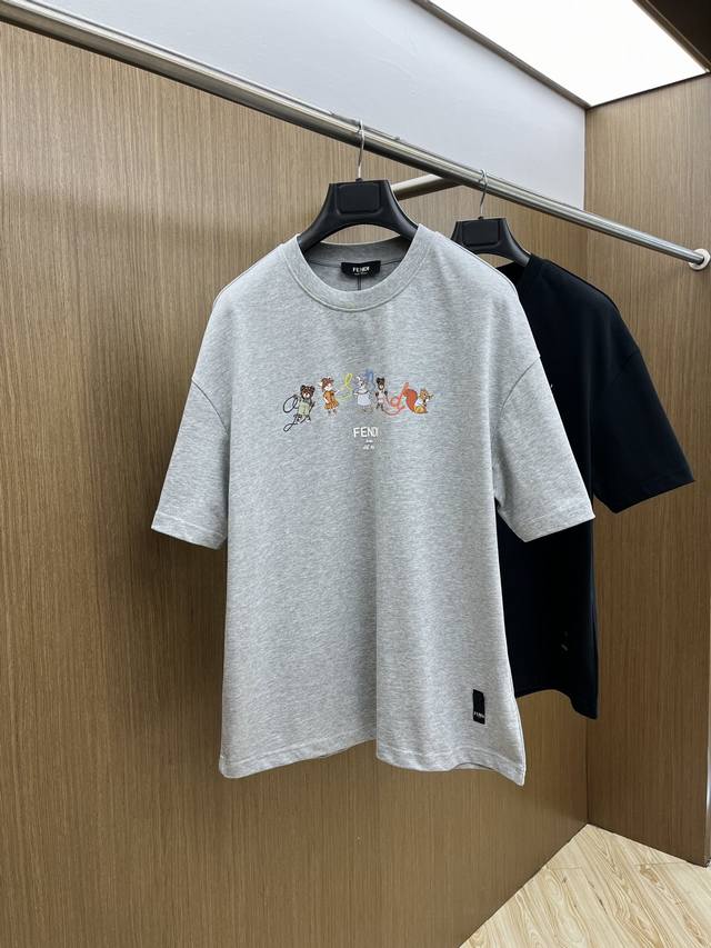 Fd Ss夏装新品 专柜在售 最新系列图案Logo短袖T恤 必须人手一件的节奏！ 进口顶极精梳棉面料，极为亲肤舒适 摸上去非常的细腻，质感很好，完美体现立体感