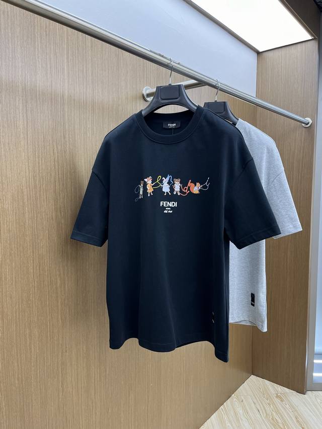 Fd Ss夏装新品 专柜在售 最新系列图案Logo短袖T恤 必须人手一件的节奏！ 进口顶极精梳棉面料，极为亲肤舒适 摸上去非常的细腻，质感很好，完美体现立体感