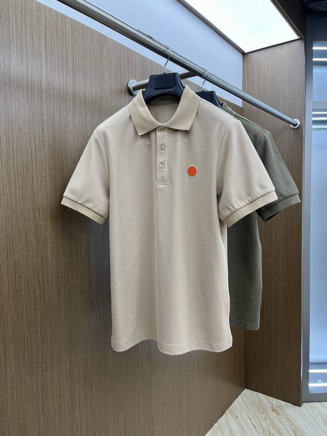 Her 独家定制工艺款 ,专柜同步2025Ss夏季新品，男士胸前经典徽标标识商务休闲撞色领短袖Polo衫！贸易公司渠道稀出，同步Gw发售！视觉颇为精致美观，彰显