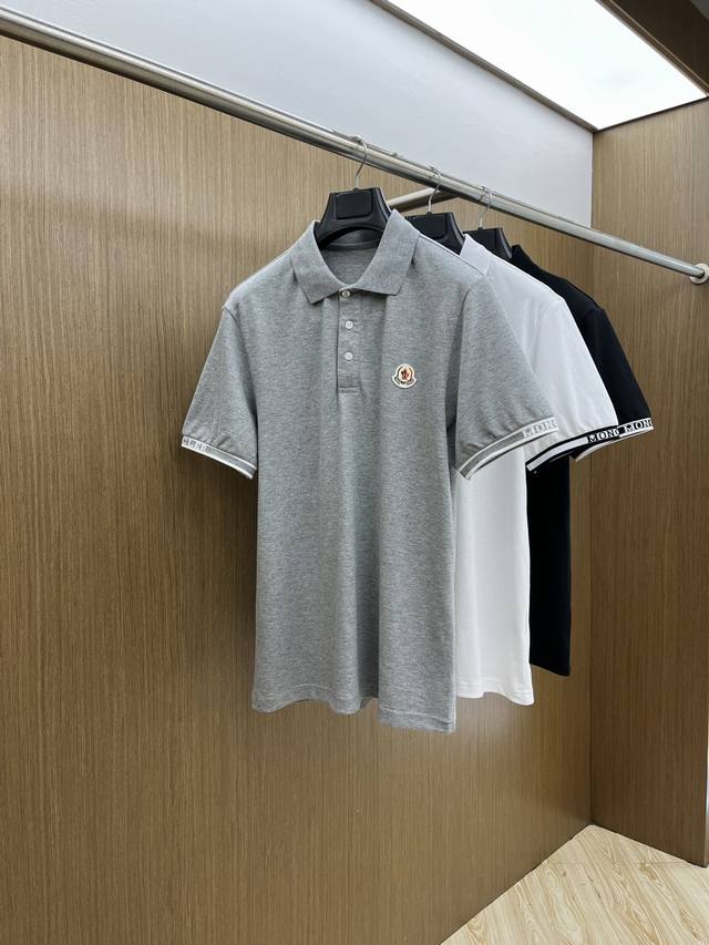 新款 Mon 独家定制工艺款 ,专柜同步2025Ss夏季新品，男士胸前经典徽标标识商务休闲撞色领短袖Polo衫！贸易公司渠道稀出，同步Gw发售！视觉颇为精致美观