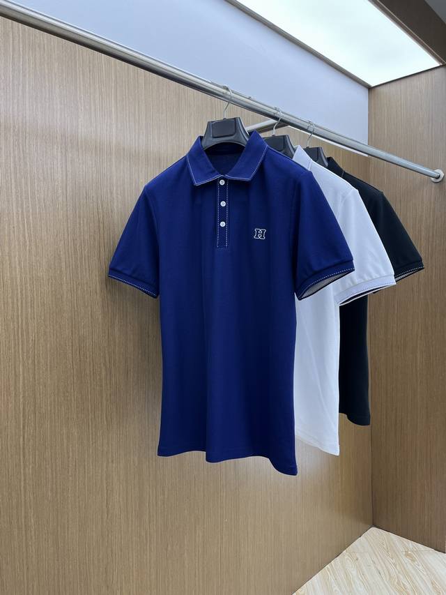 新款 Her 独家定制工艺款 ,专柜同步2025Ss夏季新品，男士胸前经典徽标标识商务休闲撞色领短袖Polo衫！贸易公司渠道稀出，同步Gw发售！视觉颇为精致美观