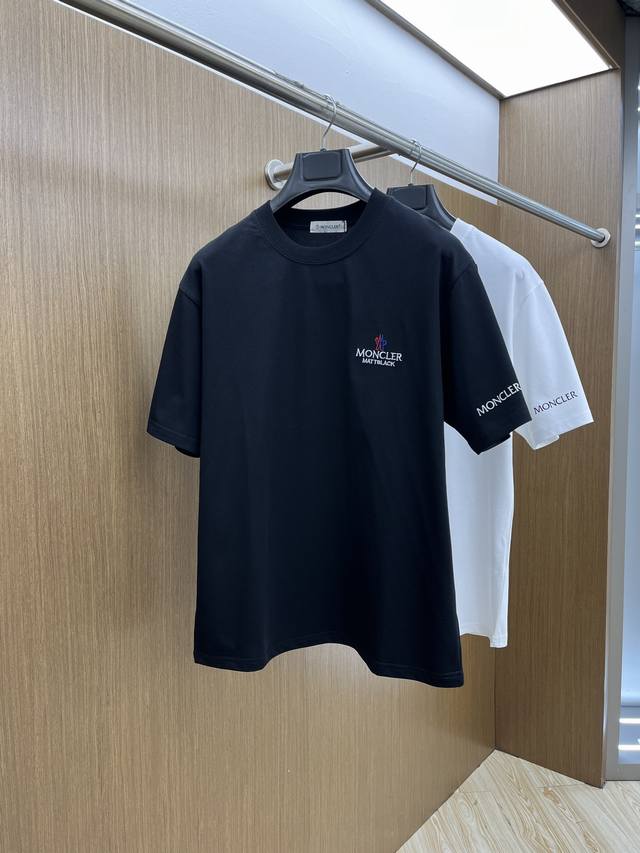 Mon 独家首发 2025早春最新品，专柜同步有售，原单狠货，时尚休闲圆领短袖T恤，上身舒适！吸睛而有亮点，采用进口原版面料，顶级印花刺绣工艺字母图案Logo，