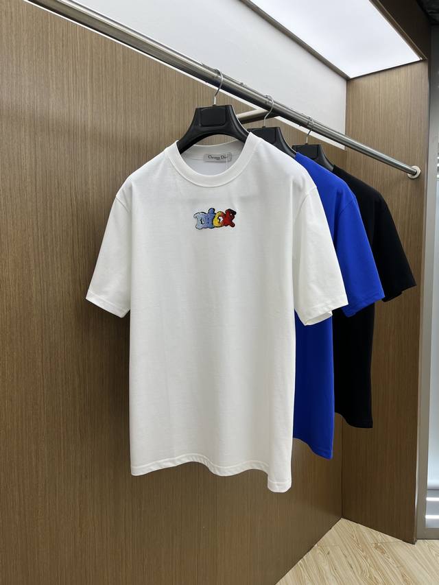 Lv 独家首发 2025早春最新品，专柜同步有售，原单狠货，时尚休闲圆领短袖T恤，上身舒适！吸睛而有亮点，采用进口原版面料，顶级印花刺绣工艺字母图案Logo，简