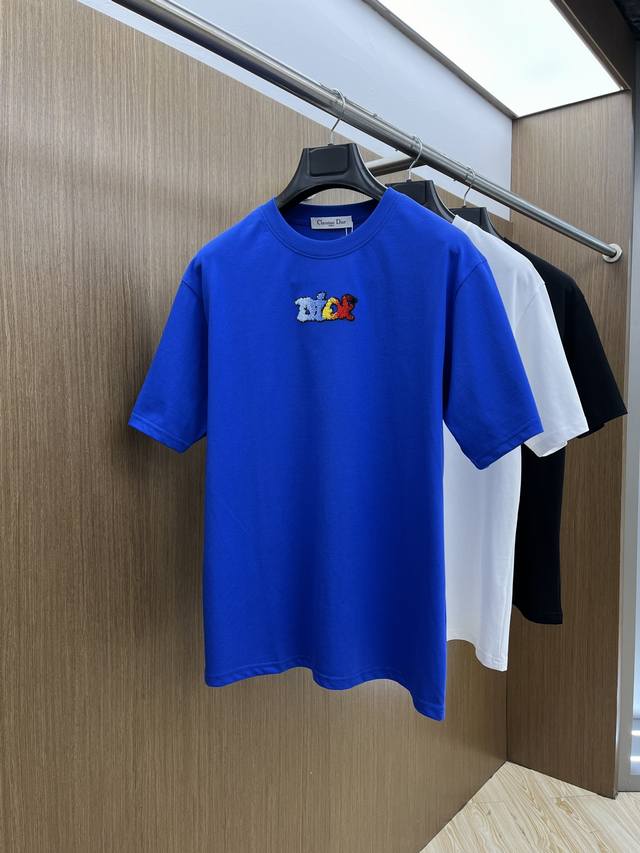 Cd 独家首发 2025早春最新品，专柜同步有售，原单狠货，时尚休闲圆领短袖T恤，上身舒适！吸睛而有亮点，采用进口原版面料，顶级印花刺绣工艺字母图案Logo，简