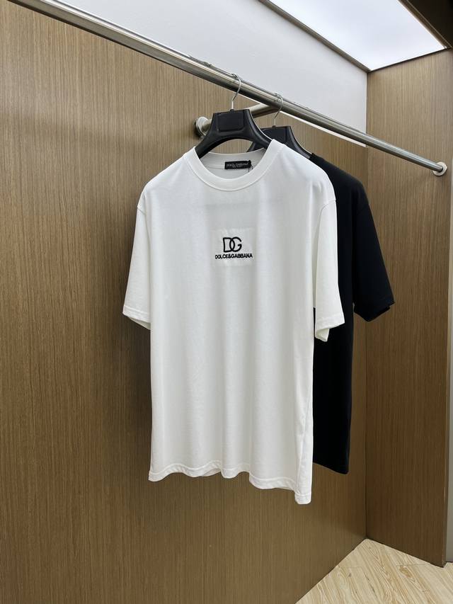 Dg 独家首发 2025早春最新品，专柜同步有售，原单狠货，时尚休闲圆领短袖T恤，上身舒适！吸睛而有亮点，采用进口原版面料，顶级印花刺绣工艺字母图案Logo，简