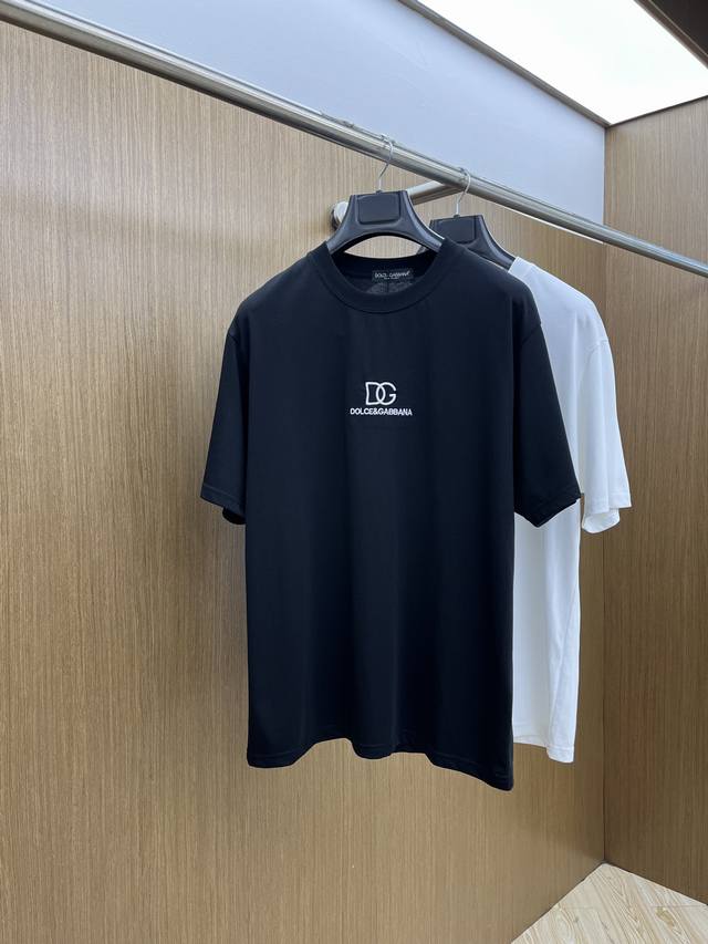 Dg 独家首发 2025早春最新品，专柜同步有售，原单狠货，时尚休闲圆领短袖T恤，上身舒适！吸睛而有亮点，采用进口原版面料，顶级印花刺绣工艺字母图案Logo，简