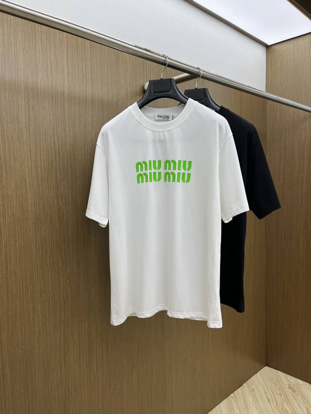 Miu 独家首发 2025早春最新品，专柜同步有售，原单狠货，时尚休闲圆领短袖T恤，上身舒适！吸睛而有亮点，采用进口原版面料，顶级印花刺绣工艺字母图案Logo，