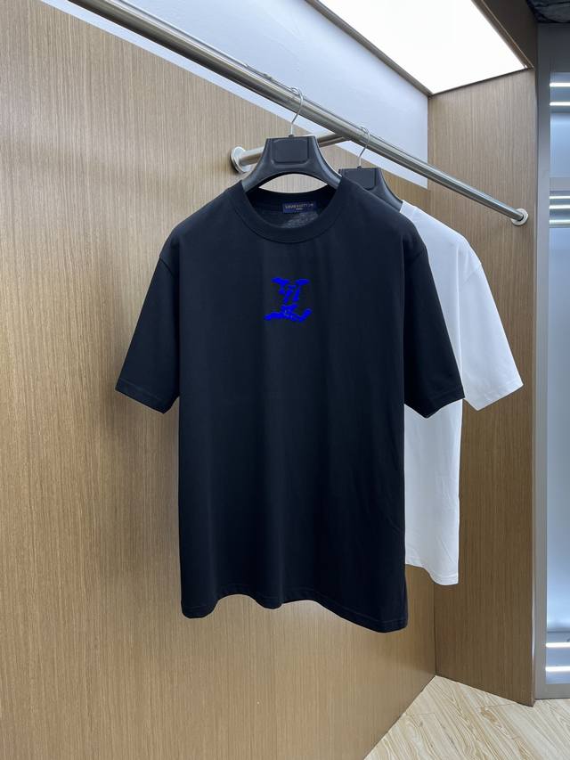 Lv 独家首发 2025早春最新品，专柜同步有售，原单狠货，时尚休闲圆领短袖T恤，上身舒适！吸睛而有亮点，采用进口原版面料，顶级印花刺绣工艺字母图案Logo，简