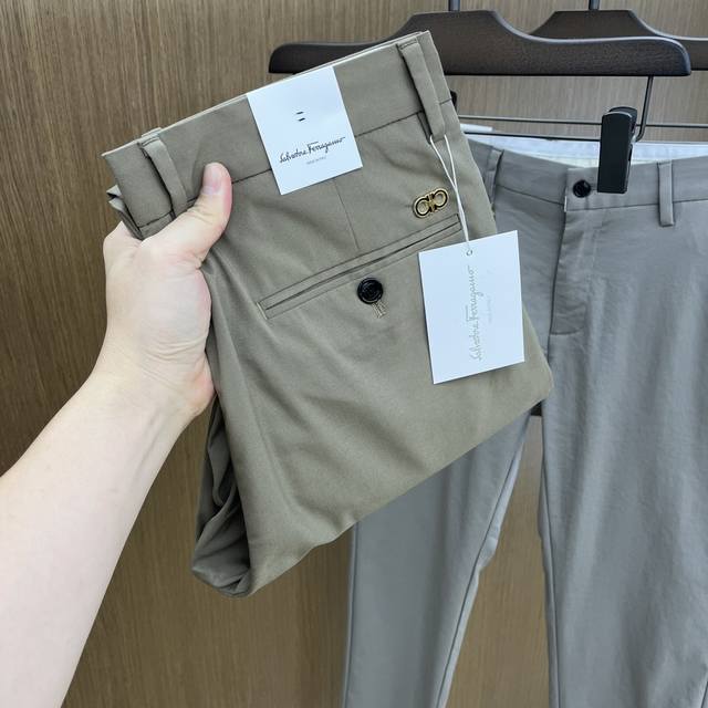 Fg2540Ss春夏新品，官网同步有售，男士高端商务休闲西裤，高端进口面料，带弹力，后面采用硅胶字母压胶，五搭配，即经典又时尚，合体裁缝，上身效果无约束感 ，舒