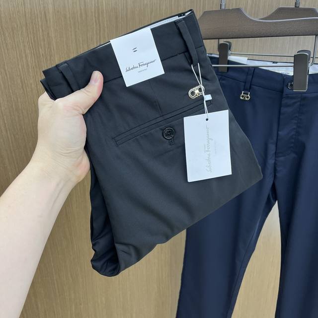 Fg2540Ss春夏新品，官网同步有售，男士高端商务休闲西裤，高端进口面料，带弹力，后面采用硅胶字母压胶，五搭配，即经典又时尚，合体裁缝，上身效果无约束感 ，舒
