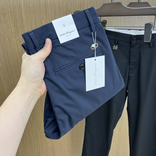 Fg2540Ss春夏新品，官网同步有售，男士高端商务休闲西裤，高端进口面料，带弹力，后面采用硅胶字母压胶，五搭配，即经典又时尚，合体裁缝，上身效果无约束感 ，舒
