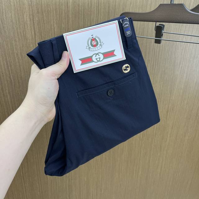 新款 Guc 2540Ss春夏新品，官网同步有售，男士高端商务休闲西裤，高端进口面料，带弹力，后面采用硅胶字母压胶，五搭配，即经典又时尚，合体裁缝，上身效果无约