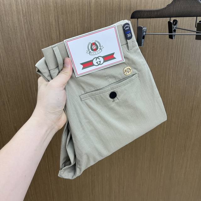 新款 Guc 2540Ss春夏新品，官网同步有售，男士高端商务休闲西裤，高端进口面料，带弹力，后面采用硅胶字母压胶，五搭配，即经典又时尚，合体裁缝，上身效果无约