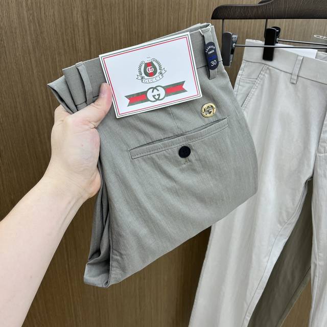 新款 Guc 2540Ss春夏新品，官网同步有售，男士高端商务休闲西裤，高端进口面料，带弹力，后面采用硅胶字母压胶，五搭配，即经典又时尚，合体裁缝，上身效果无约