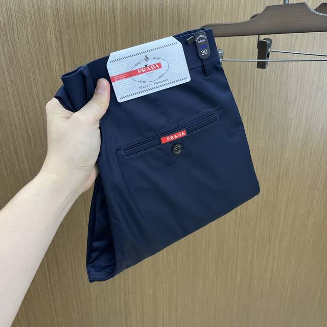 新款 Pd2540Ss春夏新品，官网同步有售，男士高端商务休闲西裤，高端进口面料，带弹力，后面采用硅胶字母压胶，五搭配，即经典又时尚，合体裁缝，上身效果无约束感