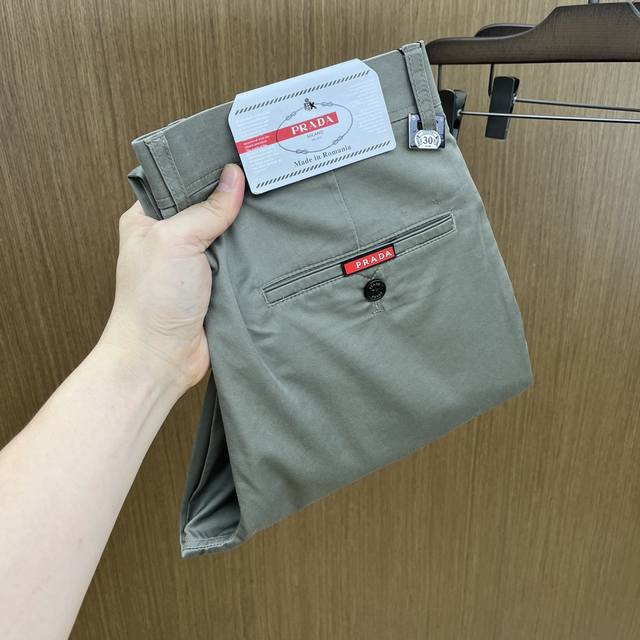 新款 Pd2540Ss春夏新品，官网同步有售，男士高端商务休闲西裤，高端进口面料，带弹力，后面采用硅胶字母压胶，五搭配，即经典又时尚，合体裁缝，上身效果无约束感