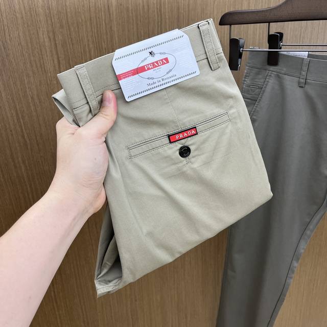 新款 Pd2540Ss春夏新品，官网同步有售，男士高端商务休闲西裤，高端进口面料，带弹力，后面采用硅胶字母压胶，五搭配，即经典又时尚，合体裁缝，上身效果无约束感