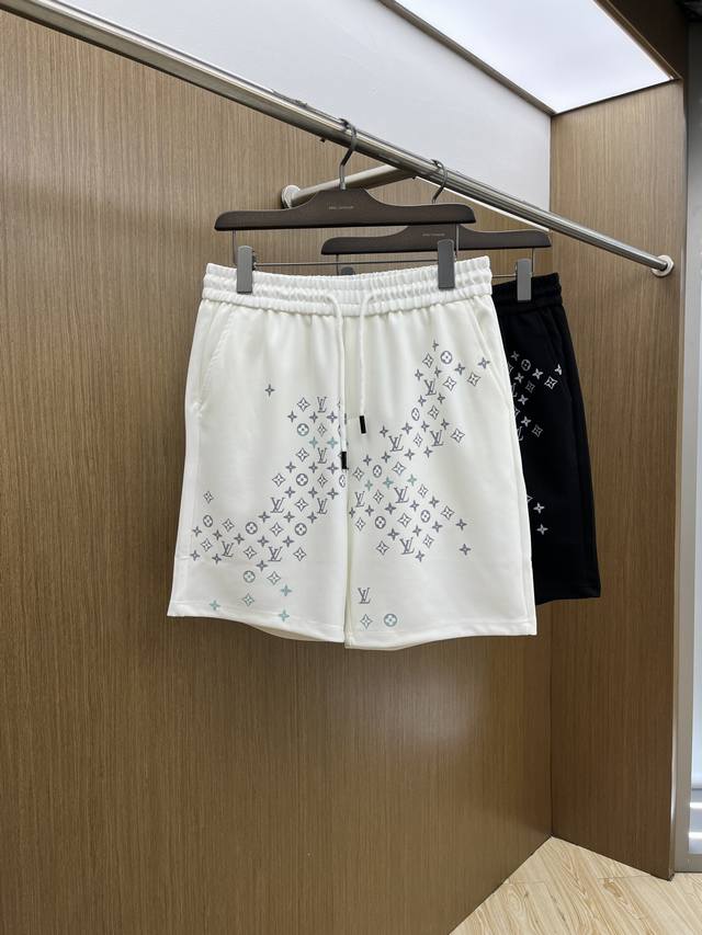 Lv 2540春夏新款男士休闲短裤 高端货简洁时尚大方 定制原版进口面料 简洁利落又清爽 品质做工细节经得起任何形式检验简约大方百搭款 上身优雅帅气，焕然一新的