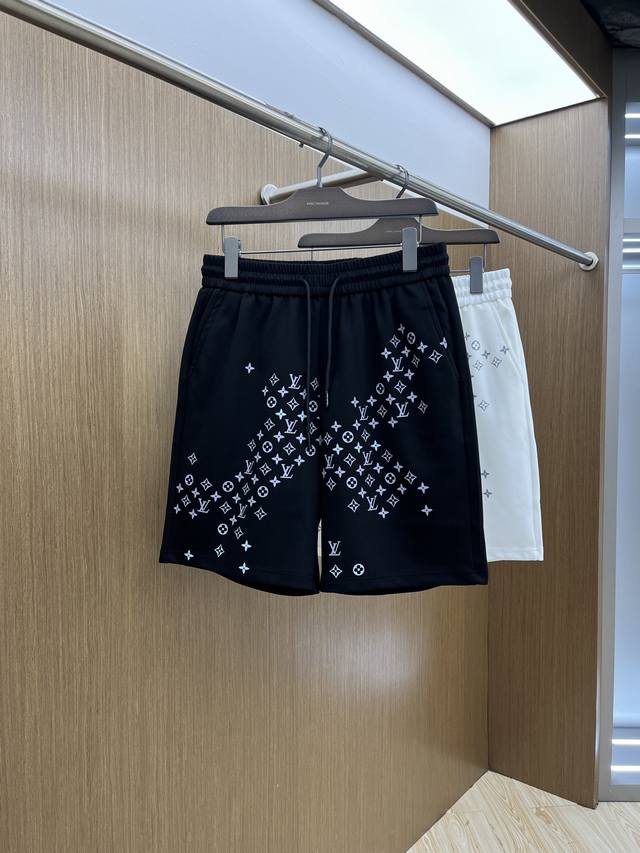 Lv 2540春夏新款男士休闲短裤 高端货简洁时尚大方 定制原版进口面料 简洁利落又清爽 品质做工细节经得起任何形式检验简约大方百搭款 上身优雅帅气，焕然一新的