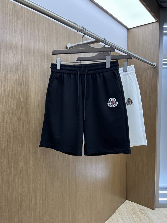 Mon 2540春夏新款男士休闲短裤 高端货简洁时尚大方 定制原版进口面料 简洁利落又清爽 品质做工细节经得起任何形式检验简约大方百搭款 上身优雅帅气，焕然一新