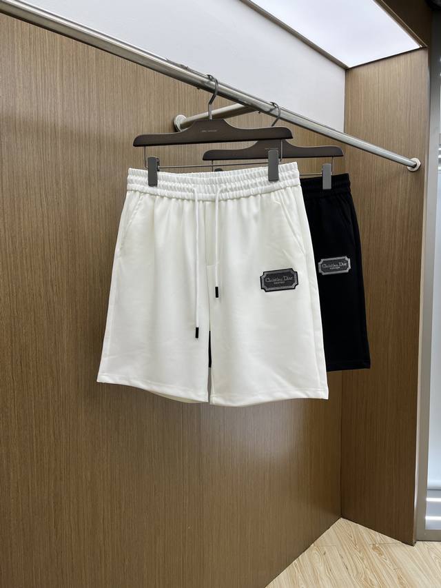 Cd 2540春夏新款男士休闲短裤 高端货简洁时尚大方 定制原版进口面料 简洁利落又清爽 品质做工细节经得起任何形式检验简约大方百搭款 上身优雅帅气，焕然一新的