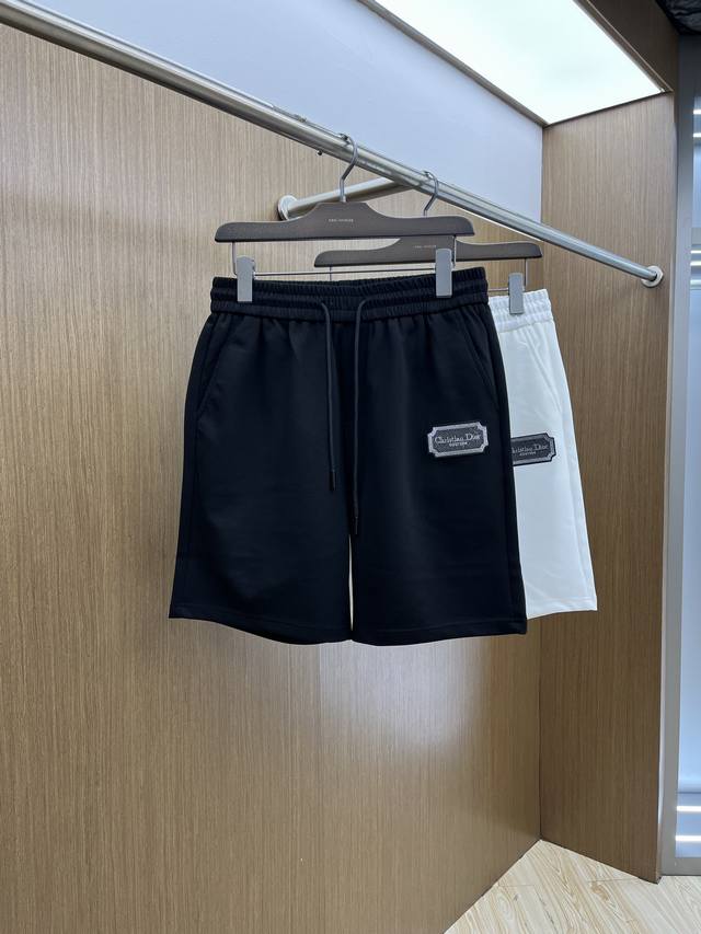Cd 2540春夏新款男士休闲短裤 高端货简洁时尚大方 定制原版进口面料 简洁利落又清爽 品质做工细节经得起任何形式检验简约大方百搭款 上身优雅帅气，焕然一新的