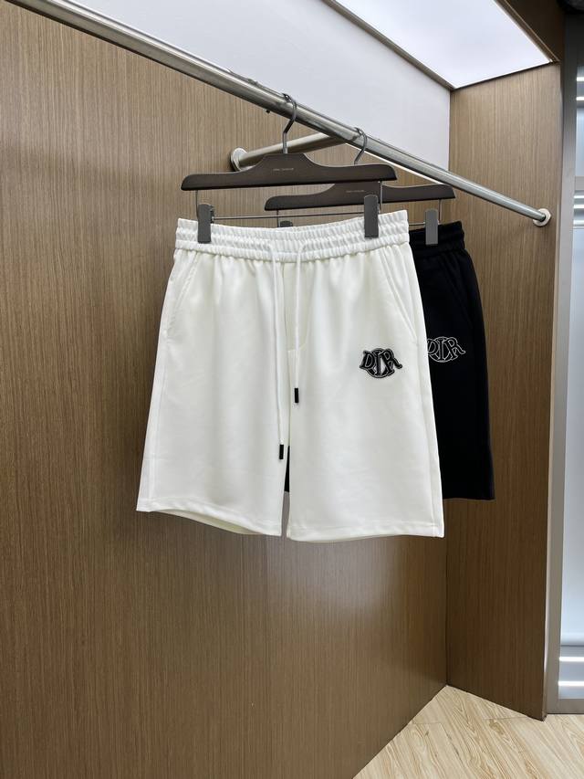 Cd 2540春夏新款男士休闲短裤 高端货简洁时尚大方 定制原版进口面料 简洁利落又清爽 品质做工细节经得起任何形式检验简约大方百搭款 上身优雅帅气，焕然一新的