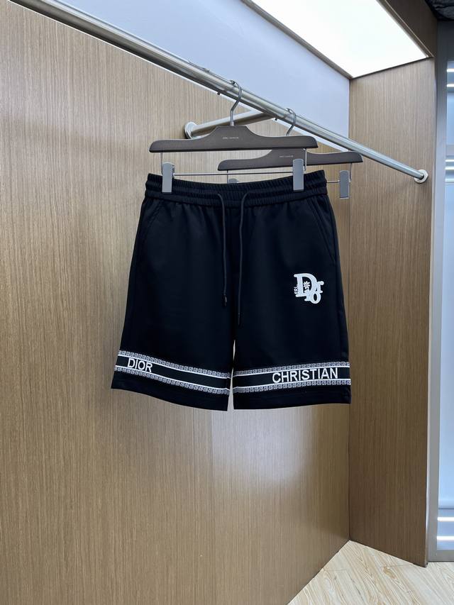Cd 2540春夏新款男士休闲短裤 高端货简洁时尚大方 定制原版进口面料 简洁利落又清爽 品质做工细节经得起任何形式检验简约大方百搭款 上身优雅帅气，焕然一新的