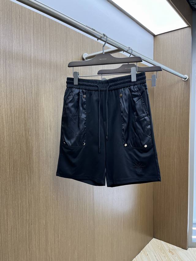 Cd 2540春夏新款男士休闲短裤 高端货简洁时尚大方 定制原版进口面料 简洁利落又清爽 品质做工细节经得起任何形式检验简约大方百搭款 上身优雅帅气，焕然一新的